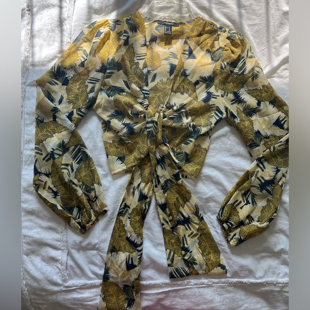 Floral front tie long sleeve crop top